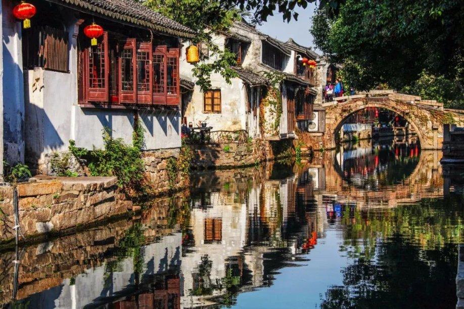 手机桌面壁纸怎么更换？游戏画面